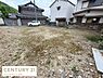 その他：現地からの眺望がしっかりと確認できる写真です。周囲は住宅に囲まれており落ち着いた雰囲気が広がっています。敷地全体の様子や周辺道路の状況も一目で分かります。現地の環境や日当たりも把握しやすい写真です。