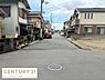 その他：前面道路は広々としており車の出入りがしやすい環境です。静かな住宅街に位置しており住みやすい印象です。周囲には整然とした住宅が並び清潔感があります。開放的な雰囲気のある現地写真です。
