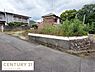 外観：周辺は閑静な住宅街で落ち着いた雰囲気です。高低差があり見晴らしも期待できます。隣接道路も広く車の出入りがしやすいです。現地土地写真で状況をしっかりご確認いただけます。