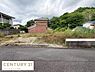 その他：前面道路に面した現地の様子をご覧いただけます。出入りしやすい幅の道路が特徴です。周囲は緑に囲まれゆったりとした環境が広がっています。現地の状態をぜひご確認ください。