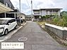 その他：前面道路は車の通行も可能な幅が確保されています。落ち着いた住宅街の雰囲気が感じられます。道路に面しているため敷地への出入りもスムーズです。周辺は静かで車庫も設けられています。
