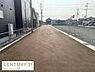 その他：前面道路がしっかり整備され車両の出入りがしやすい環境です。周辺には住宅が広がり落ち着いた雰囲気が感じられます。道路沿いのスペースも広く使い勝手が良い現地写真です。