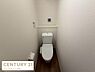 トイレ：清潔感のあるシンプルなトイレ空間です。温かみのあるフローリングが特徴です。小物を置ける棚が設置されています。換気口付きで快適にご利用いただけます。壁面の質感も落ち着いた印象です。