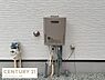 その他：外壁に設置された給湯器がメンテナンスしやすい位置に配置されています。配管や配線も整理されており外観がすっきりしています。ガスメーターも併設されており点検や管理も安心です。全体的に清潔感のある印象です。