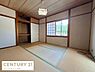 寝室：和室の寝室は自然光が優しく入る落ち着いた空間です。広々とした畳が心地よい印象を与えます。収納も設けられておりすっきりとした暮らしが可能です。窓からの眺めも開放感があります。