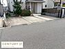 その他：前面道路が広く車の出し入れがしやすい環境です。敷地もゆとりがあり駐車スペースが確保されています。住宅の外観は落ち着いた印象で植栽も整っています。道路との高低差が少なくアクセスがスムーズです。