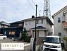 その他：落ち着いた住宅街にある住まいで周囲の住宅とのバランスが取れた景観が広がっています。電柱や鉄塔が視界に入り都市的な雰囲気も感じられます。前面道路から敷地全体がゆったりと確認できる眺望です。