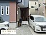 玄関：玄関までのアプローチがすっきりとしています。車の出入りがしやすい前面スペースも確保されています。モダンな外観が印象的で落ち着いた雰囲気です。玄関ドアが奥まっているためプライバシーも守られます。
