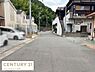その他：前面道路は広さがあり車の出入りがしやすい環境です。周囲には住宅が整然と並び落ち着いた雰囲気が特徴です。道路は舗装されており日常の移動にも便利です。周辺には自然も感じられます。