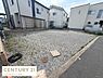 外観：整形地で建築プランが考えやすい現地土地写真です。周囲は住宅に囲まれており落ち着いた雰囲気となっています。前面道路も幅広く車の出入りがしやすそうです。敷地内は平坦で使いやすい形状です。