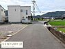 その他：前面道路が広く車の出入りもスムーズに行えます。周囲は自然が多く開放的な雰囲気です。近隣に建物が少なくゆったりとした空間が広がっています。舗装もきれいで日当たりの良い現地写真です。