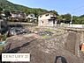 外観：周囲には自然が広がり落ち着いた雰囲気の立地です。現地土地写真からも分かるように敷地は擁壁でしっかりと固定されています。閑静な住宅街に位置し前面道路も広々としています。