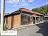 外観：現地土地写真には落ち着いた雰囲気の建物と広めの道路が写っています。屋根や外壁の素材が特徴的で周辺は静かな環境が広がります。日当たりも良好でゆとりのある敷地が魅力となっております。