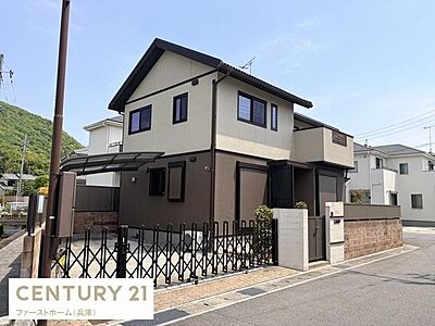 外観：落ち着きのあるカラーリングとスタイリッシュなデザインが調和した外観です。周囲との調和も考慮された角地に位置し開放感があります。駐車スペースも確保されており安心してお使いいただけます。