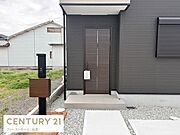 シンプルなデザインの玄関が印象的です。玄関付近は段差が少なく出入りがしやすい造りです。カラーコーディネートが外壁と調和しています。宅配ボックス付きポストが設置されています。
