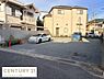 外観：現地土地写真では平坦な敷地が確認できます。周囲には住宅が立ち並び道路へのアクセスも良好です。敷地内は駐車スペースも確保されており活用しやすい環境です。利便性が高い土地で様々な用途に対応します。
