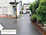 その他：前面道路が整備されており現地へのアクセスもスムーズに感じられます。周囲には植栽があり落ち着いた住宅街の雰囲気が漂います。道幅も確認しやすい写真となっています。