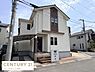 その他：角地に立地することで開放感が感じられる外観です。白を基調としたシャープな外観デザインが印象的です。カーポート付きで駐車スペースも備えられています。