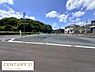 外観：開放感のある広々とした現地土地写真です。周囲には住宅や緑があり落ち着いた雰囲気が感じられます。前面道路もゆったりとしており整備された区画が特徴的です。青空が広がる中で明るさを感じる立地です。