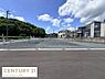 外観：陽当たりの良い広々とした現地土地写真です。周辺には緑が多く落ち着いた雰囲気が魅力的です。整形地で建築プランも立てやすい環境となっています。前面道路もゆったりしており車の出入りもスムーズです。
