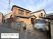 落ち着いた色合いの外観が印象的です。周囲の住宅とも調和した雰囲気を感じられます。広めの敷地が確保されています。前面道路は車の出入りもスムーズに行えそうです。ゆったりとした外観が魅力です。