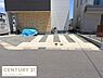 その他：シンプルで手入れのしやすい庭スペースが広がっています。駐車もしやすく快適にお使いいただけます。日当たりも良好で明るい印象の外観です。建物周辺もゆとりのあるつくりになっています。