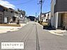 その他：前面道路の幅が広く車の出し入れもスムーズに行えます。周辺は整然とした住宅が建ち並び落ち着いた雰囲気が感じられます。道路の両側にはゆとりがあり開放感も魅力的です。日当たりの良い現地写真もポイントです。