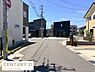 その他：前面道路は広く車の出し入れがしやすい印象です。周辺には住宅が建ち並んでおり落ち着いた雰囲気が感じられます。晴れた日の青空も映え清潔感のある街並みです。歩道も整備されていてきれいに保たれています。