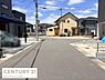 その他：幅のある前面道路が特徴で車の出し入れや通行がしやすい環境です。周辺には新しい住宅が並び整った街並みが広がっています。ご希望の住まい探しに適した現地写真となっています。見通しも良好な前面道路です。