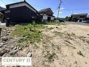 日当たりの良い現地土地写真です。周囲に住宅が立ち並び落ち着いた雰囲気が感じられます。前面道路との接道もありアクセスが便利です。建築プランが立てやすい整形地です。