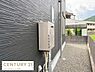その他：建物の外壁はスタイリッシュなデザインでシンプルかつ落ち着いた雰囲気です。防犯性を高めるための高めの塀が設置されています。建物脇にはメンテナンスしやすい空間が確保されています。