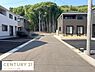 その他：ゆとりのある前面道路が印象的な現地写真です。道路幅が広く車の出入りもスムーズに行えます。周囲には新しい住宅が建ち並び落ち着いた街並みが広がっています。自然豊かな景観を背景にした静かな住環境です。