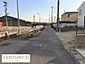 その他：現地周辺は開放感があり幅のある道路が特徴です。歩道やガードレールがしっかり整備されています。周囲は静かな雰囲気となっています。車の出入りもスムーズに行えます。