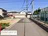 その他：現地からの眺望は視界が広がる道路沿いのため開放感があります。周囲には住宅が整然と建ち並び落ち着いた環境が感じられます。道路は幅が十分にあり車両の出入りもスムーズに行えそうです。日当たりも良好です。