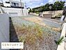 外観：周辺には落ち着いた雰囲気の住宅が並び開放感のある現地土地写真です。前面道路は広く駐車や車の出入りにも便利です。敷地は整地されておりすぐに活用しやすい状態です。