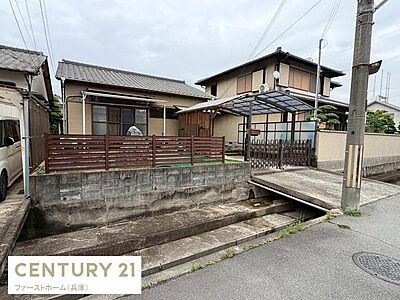 外観:敷地内に設けられたフェンスと広々としたスペースが印象的です。道路に面した入口は車の出入りもスムーズに行えます。屋根付きのスペースもあり様々な用途で活用できます。住居周辺の環境も落ち着いています。 外観:敷地内に設けられたフェンスと広々としたスペースが印象的です。道路に面した入口は車の出入りもスムーズに行えます。屋根付きのスペースもあり様々な用途で活用できます。住居周辺の環境も落ち着いています。