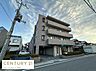 その他：重厚感のある外観が特徴的なマンションです。広めのバルコニーが並び開放感も感じられます。周辺には住宅が立ち並び落ち着いた印象です。車寄せスペースも確保されています。街路樹や植栽が整えられています。