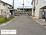 その他：ゆったりとした道路が広がる現地からの眺望です。住宅街の落ち着いた雰囲気が感じられます。周囲との距離感が確保された配置となっています。前面道路の幅員もゆとりがあります。