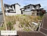 外観：周囲には住宅が並び落ち着いた雰囲気の現地土地写真です。道路に面しておりアクセスも便利です。敷地形状も分かりやすく現地の環境を直接ご確認いただけます。周辺の街並みも印象的です。