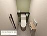 トイレ：ナチュラルな色合いの壁が印象的なトイレです。手すりが設置されており安心してご利用いただけます。収納棚には小物やペーパーを置くことができて便利です。温水洗浄機能付きで快適にお使いいただけます。
