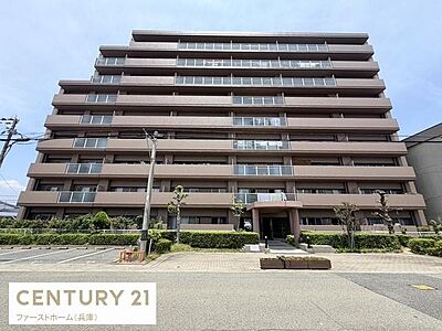 外観:外観は整ったフォルムが印象的なマンションです。各階の広々としたバルコニーが特徴です。周囲には緑も多く落ち着いた雰囲気が感じられます。道路からのアクセスもしやすい設計です。 外観:外観は整ったフォルムが印象的なマンションです。各階の広々としたバルコニーが特徴です。周囲には緑も多く落ち着いた雰囲気が感じられます。道路からのアクセスもしやすい設計です。
