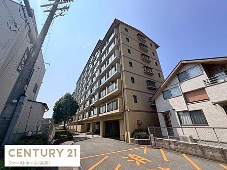 落ち着いた色合いの外観が印象的なマンションです。周囲に高い建物が少なく空が広く感じられます。エントランス前のスペースにゆとりがあります。道路からのアプローチもスムーズです。