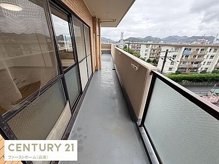 広々としたバルコニーが魅力の住戸です。ガラス手すりで開放感があります。高台からの景色を楽しめます。洗濯物も干しやすい十分な奥行きです。日差しがしっかり入る明るい空間です。
