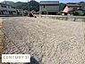 外観：現地土地写真は周囲に住宅が並び落ち着いた雰囲気が感じられます。平坦な地形で使いやすそうな形状です。前面道路も広めで車の出入りにも便利です。建築プランのご相談がしやすい土地です。