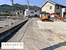 その他：現地写真からは周囲の落ち着いた住宅街の様子が見て取れます。前面道路は舗装されており整備された印象を受けます。区画の形状も分かりやすく敷地の利用イメージがしやすい環境です。