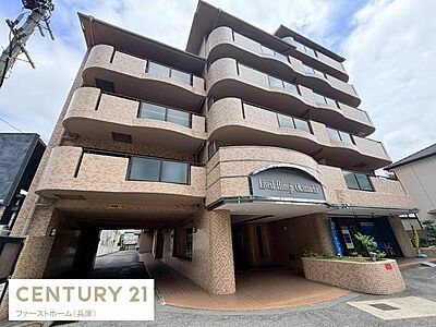 外観:タイル張りの外観が印象的なマンションです。バルコニーが各部屋に設けられ開放感があります。敷地内にはアプローチスペースも確保されています。建物全体が落ち着いた色合いで統一されています。 外観:タイル張りの外観が印象的なマンションです。バルコニーが各部屋に設けられ開放感があります。敷地内にはアプローチスペースも確保されています。建物全体が落ち着いた色合いで統一されています。