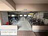 その他：建物内に自転車置き場が設けられており雨の日でも自転車を安心して保管できます。複数台の自転車が収納可能な広さを確保しています。ゆとりあるスペースで出し入れもスムーズにできます。