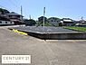 外観：現地土地写真では敷地がしっかりと整地されています。道路に面した角地で区画が明瞭です。周囲は住宅が建ち並ぶ落ち着いたエリアです。現地の様子がよく分かる一枚です。生活環境をイメージしやすい土地です。