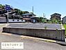 その他：現地の前面道路は舗装されており車の出入りがしやすい環境です。日当たりの良い立地で周囲は閑静な住宅街です。敷地もすっきりとしており実際の利用イメージがしやすい現地写真です。