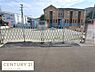 駐車場：広々とした駐車場スペースが確保されています。前面道路も見通しが良い立地です。